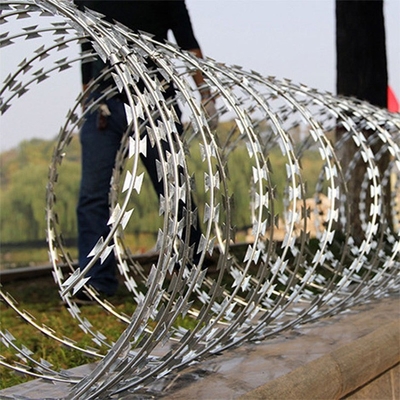 Keamanan Tinggi Perimeter Perlindungan Concertina Barbed Wire Untuk Pangkalan Militer