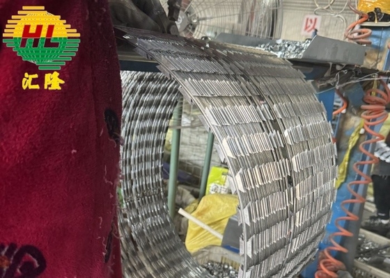 Hot Dip Galvanized Netting Wire Blade Barbed Wire Perlindungan Keamanan Produksi Disesuaikan