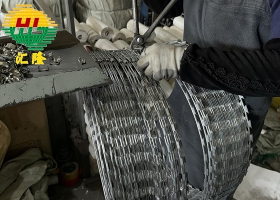Ukraina Safety Concertina Barbed Wire dengan BTO-10 BTO-18 BTO-16 BTO-22 BTO-30 CBT-60 CBT-65 Bilah Clip per Spiral 0 3 5